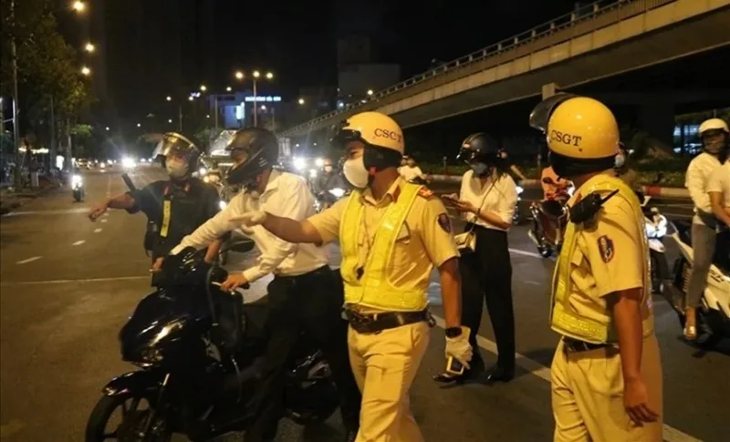 Hành vi không tuân thủ kiểm tra nồng độ cồn sẽ bị xử phạt ở khung tối đa và tạm giữ phương tiện.