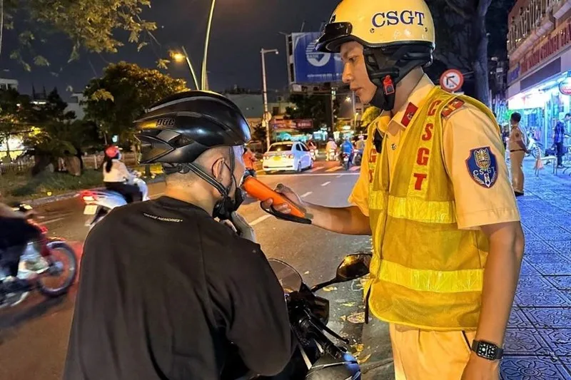 Sử dụng rượu bia làm giảm phản xạ và khả năng quan sát của người điều khiển xe máy, dễ gây tai nạn.