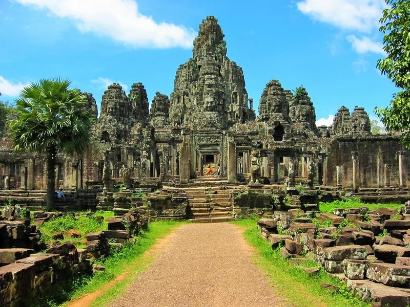 Năm tòa tháp trung tâm mô phỏng đỉnh núi Meru thiêng liêng trong thần thoại.
