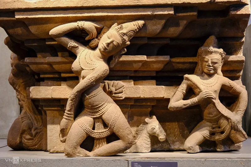 Nghệ thuật chạm khắc vũ nữ Apsara tinh xảo trên các bức tường đá sa thạch.