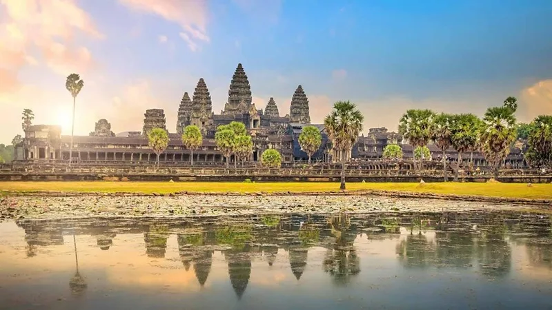 Khảnh khắc bình minh huyền ảo phản chiếu bóng đền Angkor Wat xuống mặt hồ sen.