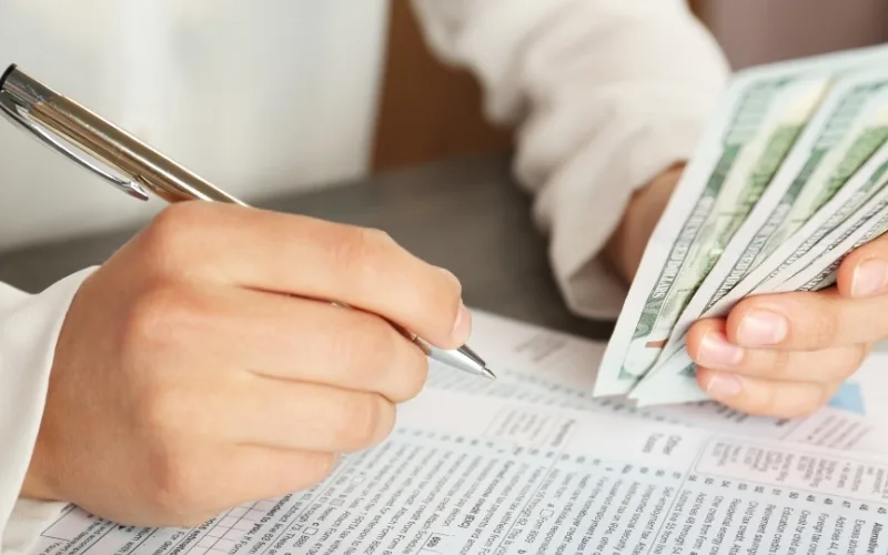 Người lao động thực hiện thủ tục kê khai và quyết toán thuế TNCN.