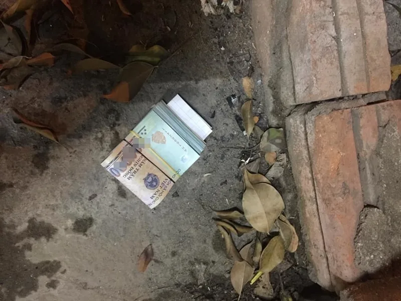 Chiêm bao nhặt được tiền 500k trên đường báo hiệu cơ hội thăng tiến tài chính.