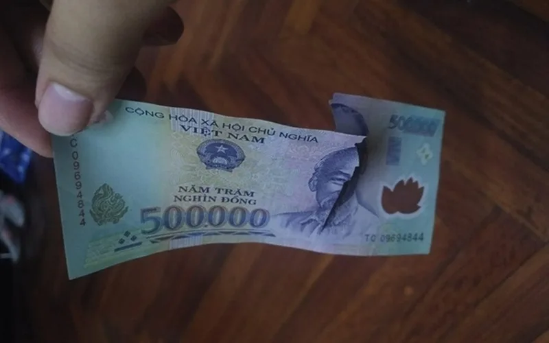 Giấc mơ thấy tiền 500k bị rách là lời cảnh báo về rủi ro thất thoát tài sản.