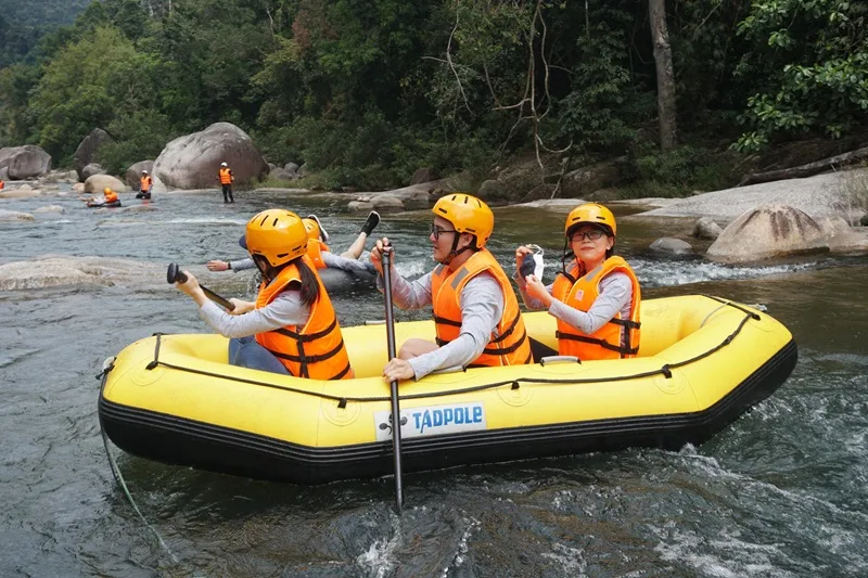 Trang thiết bị bảo hộ chuyên dụng bắt buộc khi tham gia môn rafting.