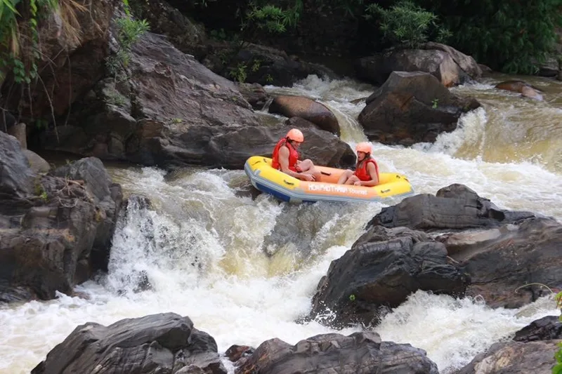 Hướng dẫn viên huấn luyện quy tắc an toàn trước khi bắt đầu hành trình rafting.