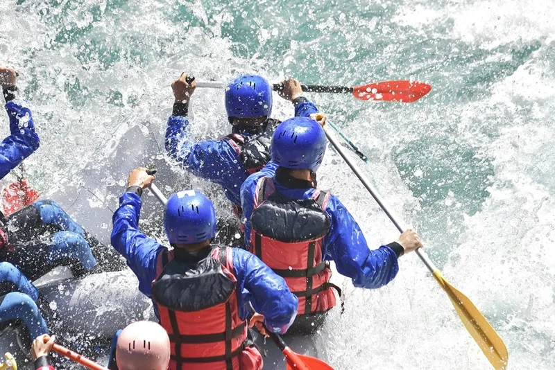 Du khách trải nghiệm rafting chinh phục thiên nhiên hùng vĩ tại Việt Nam.