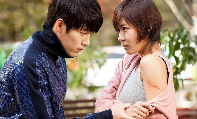 Bộ đồ thể thao lấp lánh kinh điển gắn liền với tên tuổi Hyun Bin trong Khu vườn bí mật.