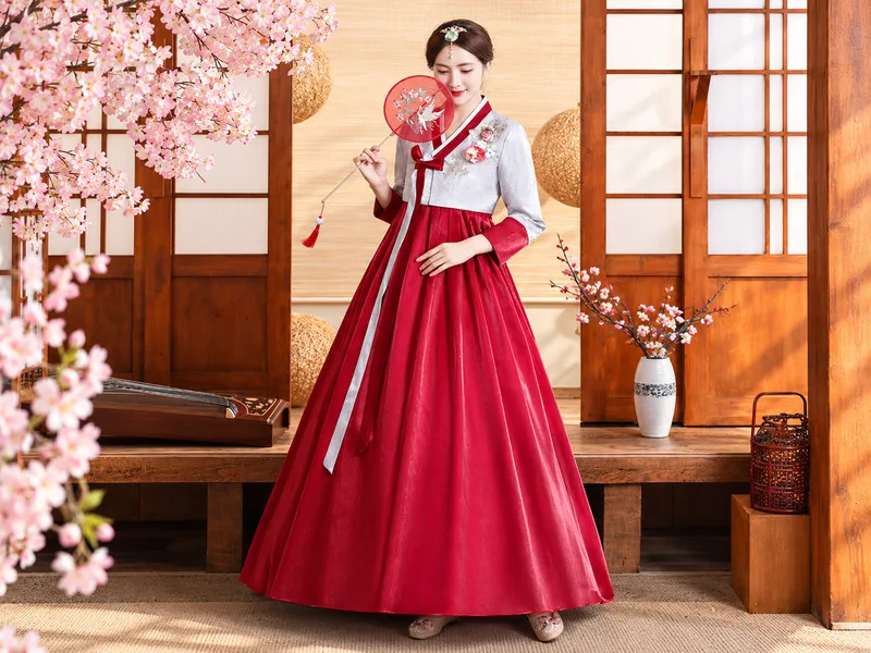 Hanbok nữ nổi bật với áo jeogori ngắn và váy chima xòe mềm mại.