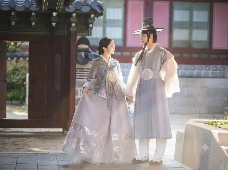 Hanbok cung đình thể hiện địa vị qua màu sắc, hoa văn và phụ kiện.
