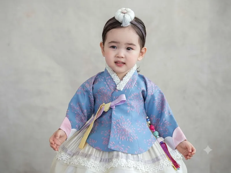Hanbok trẻ em nổi bật với màu sắc tươi sáng và họa tiết đáng yêu.