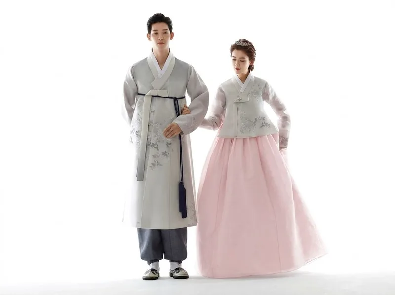 Hanbok thể hiện vẻ đẹp hài hòa và những giá trị văn hóa truyền thống Hàn Quốc.