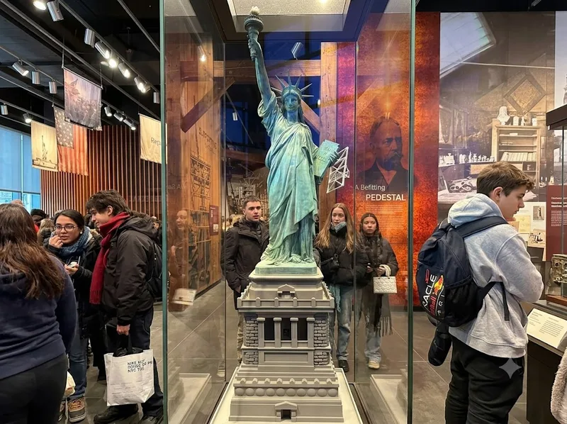 Khám phá đảo Liberty với bảo tàng, chân tượng và cảnh đẹp Manhattan.