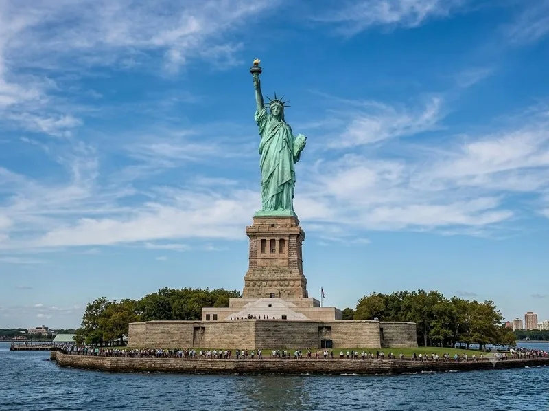 Du khách có thể đến đảo Liberty bằng phà từ Manhattan hoặc New Jersey.
